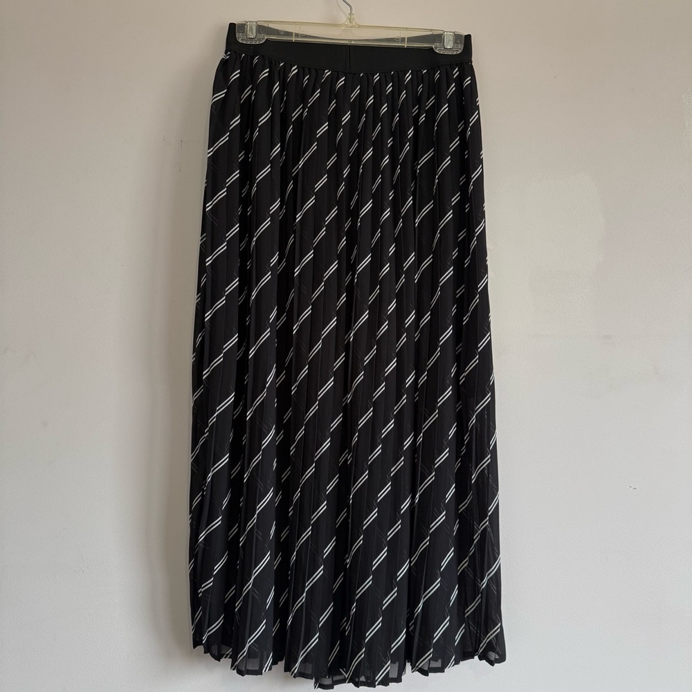 Suzy Shier Black and White Striped A-Line Skirt
